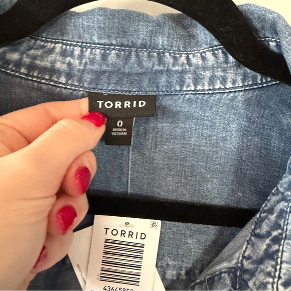NWT Torrid Size 0/L Blue Chambray Short Sleeve Button Down Shirt Rolled Sleeves - Picture 4 of 5